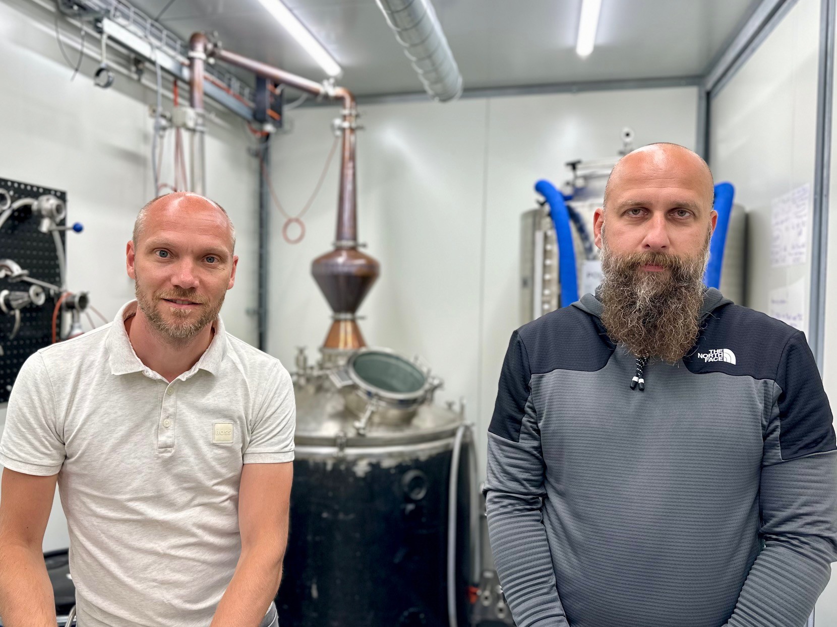 Ove Hessellund Ovesen og Janis Celms i Holsted Whiskys destilleri